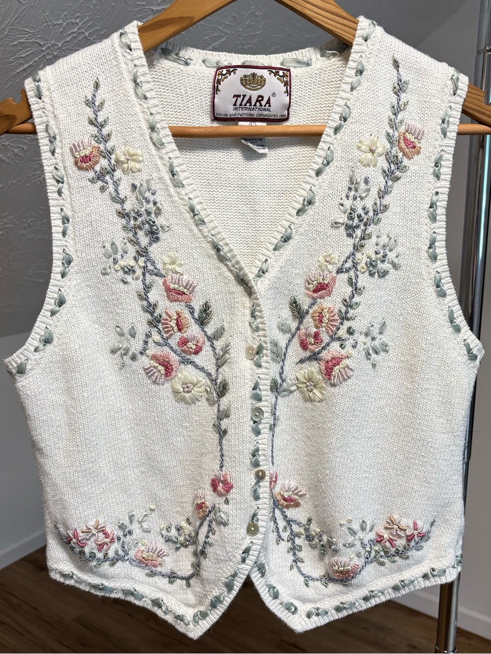90s Tiara International embroidered button down sweater vest size large
